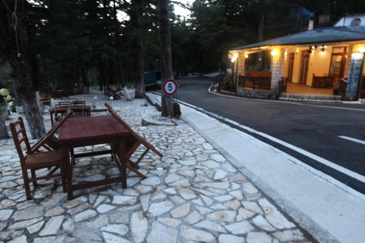 Bujtina Uji I Panjes, Log Cabins Dukat Экстерьер фото