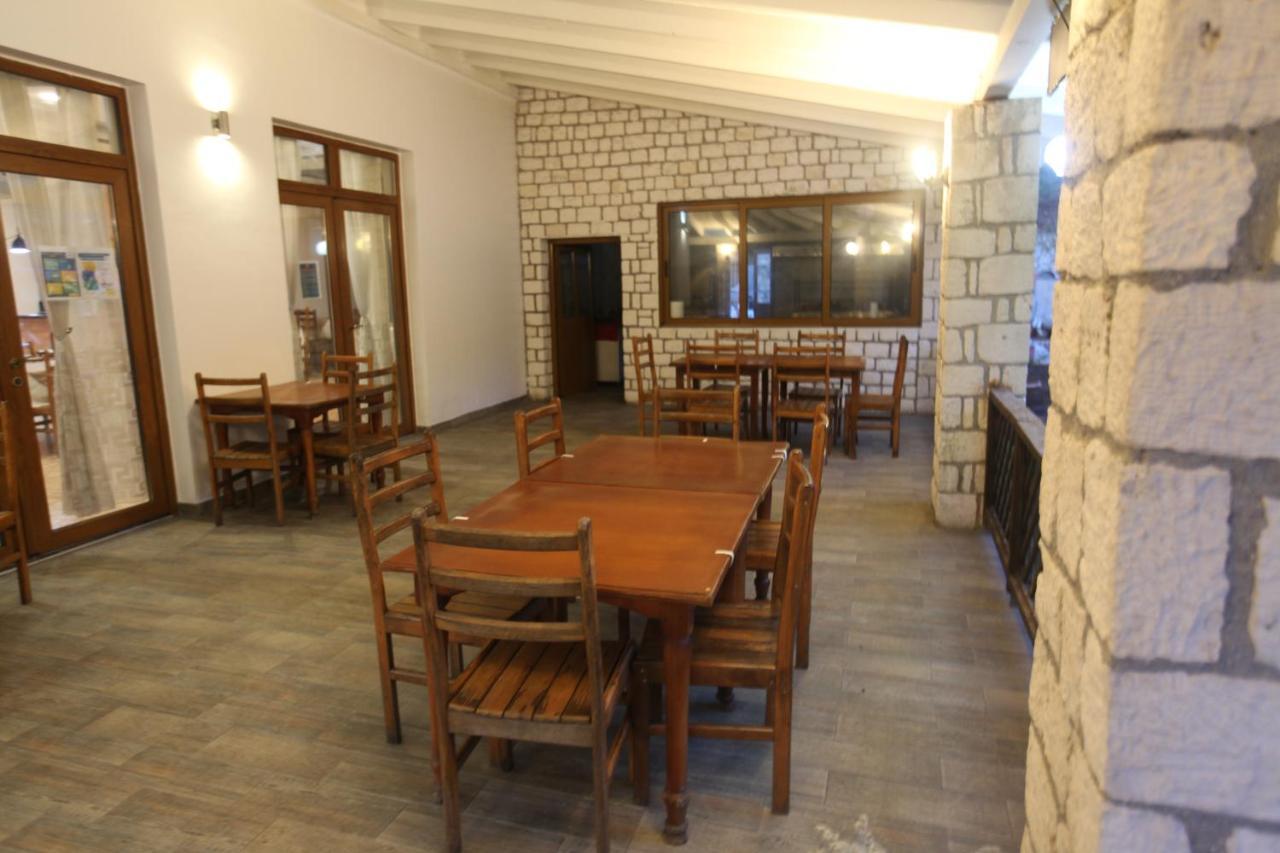 Bujtina Uji I Panjes, Log Cabins Dukat Экстерьер фото