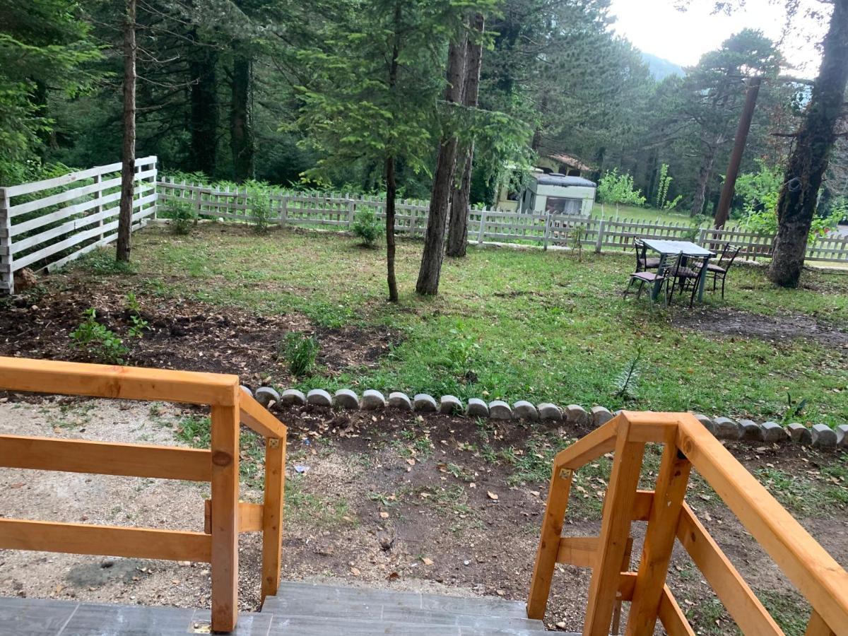 Bujtina Uji I Panjes, Log Cabins Dukat Экстерьер фото