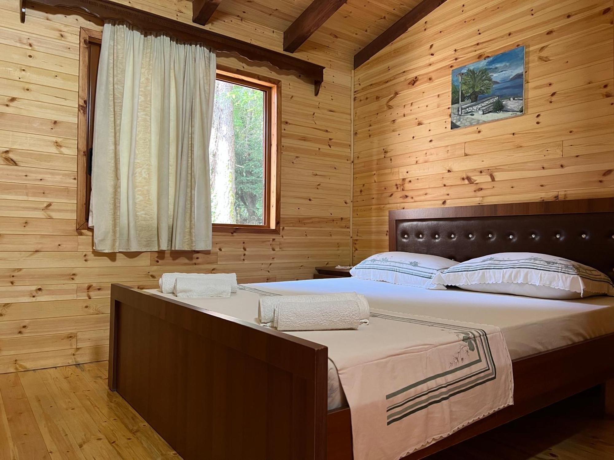 Bujtina Uji I Panjes, Log Cabins Dukat Экстерьер фото