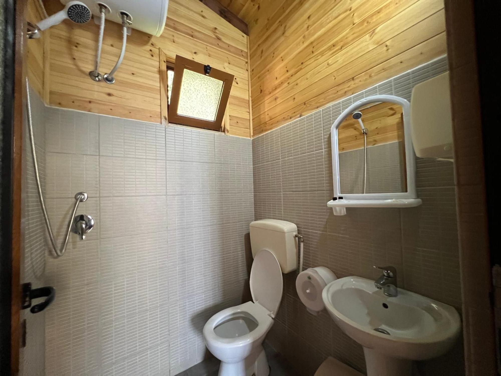 Bujtina Uji I Panjes, Log Cabins Dukat Экстерьер фото