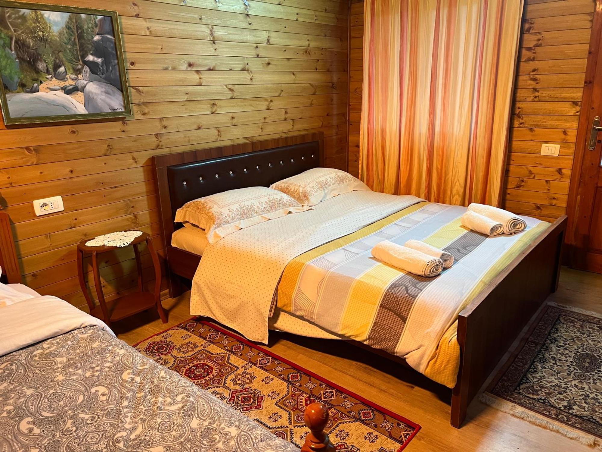 Bujtina Uji I Panjes, Log Cabins Dukat Экстерьер фото