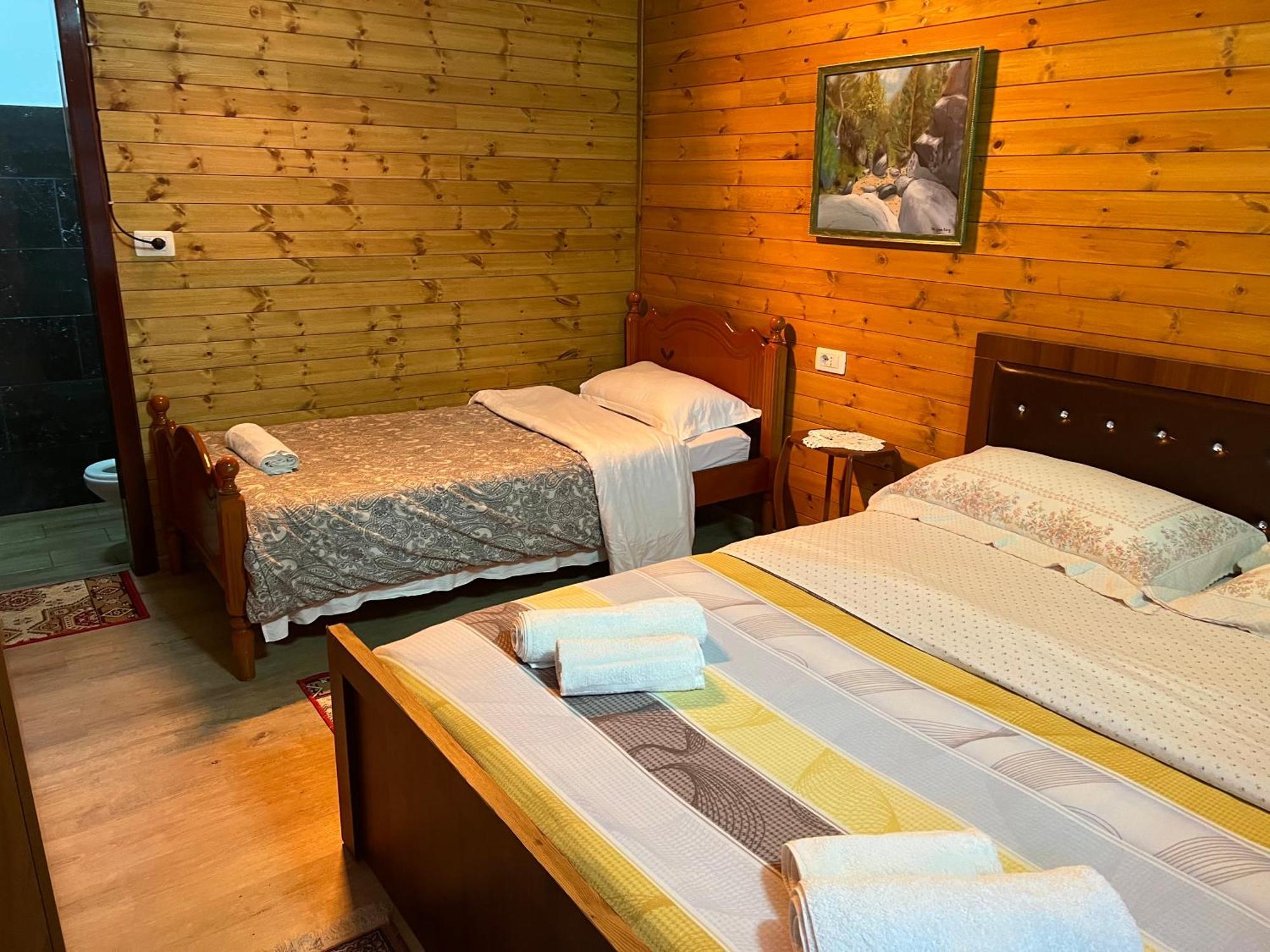 Bujtina Uji I Panjes, Log Cabins Dukat Экстерьер фото